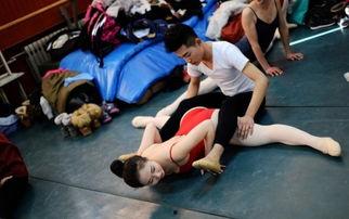 芭蕾舞男演员的尴尬,芭蕾男演员的滑稽瞬间大揭秘